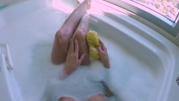 Fit Babe Fucks Herself With Toy Till Boyfriend Creampies Her Pussy