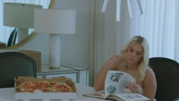 Giovane Esibizionista Approfitta Del Treno Vuoto Per Masturbarsi La Fica