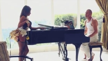 Luscious Bimbo Gets A Messy Facial After Giving A Sensual Head