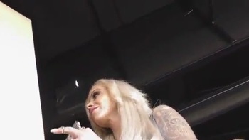 My Stepmother Goes To My Room With The Intention Of Fucking