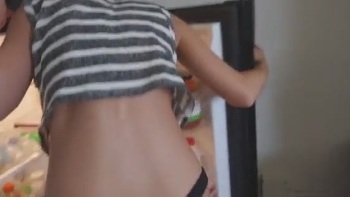 Vina Sky Gives A Housewarming Fuck To New Neighbor